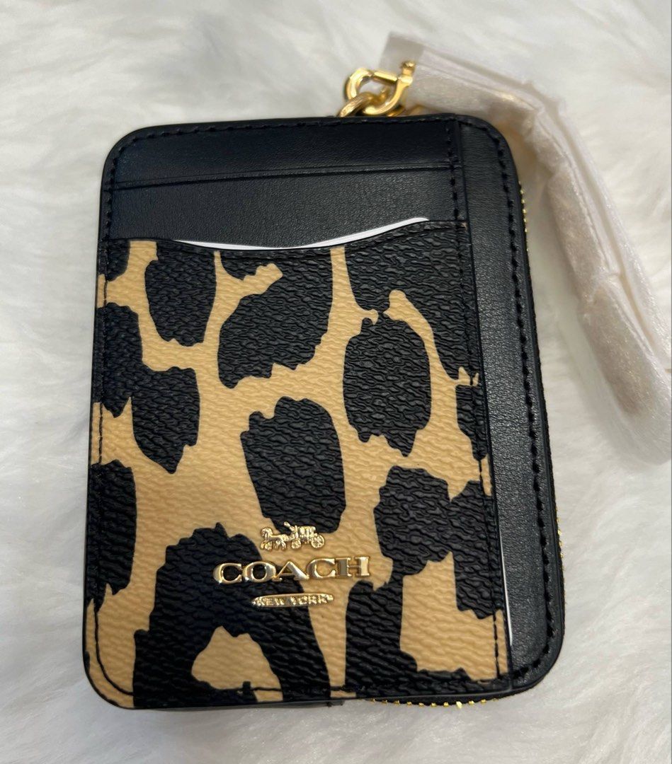 Coach Zip Card Slot Wallet (Category: Luxury Bags & Wallets) located in Cainta. Submitted by dyemgg (Listing ID 1366048998, Image 3). Description: Authentic Coach From Canada Onhand and ready to ship.