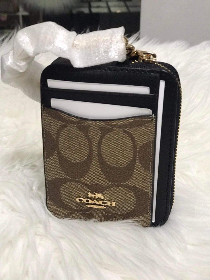 Coach Zip Card Slot Wallet (Category: Luxury Bags & Wallets) located in Cainta. Submitted by dyemgg (Listing ID 1366048998, Image 1). Description: Authentic Coach From Canada Onhand and ready to ship.