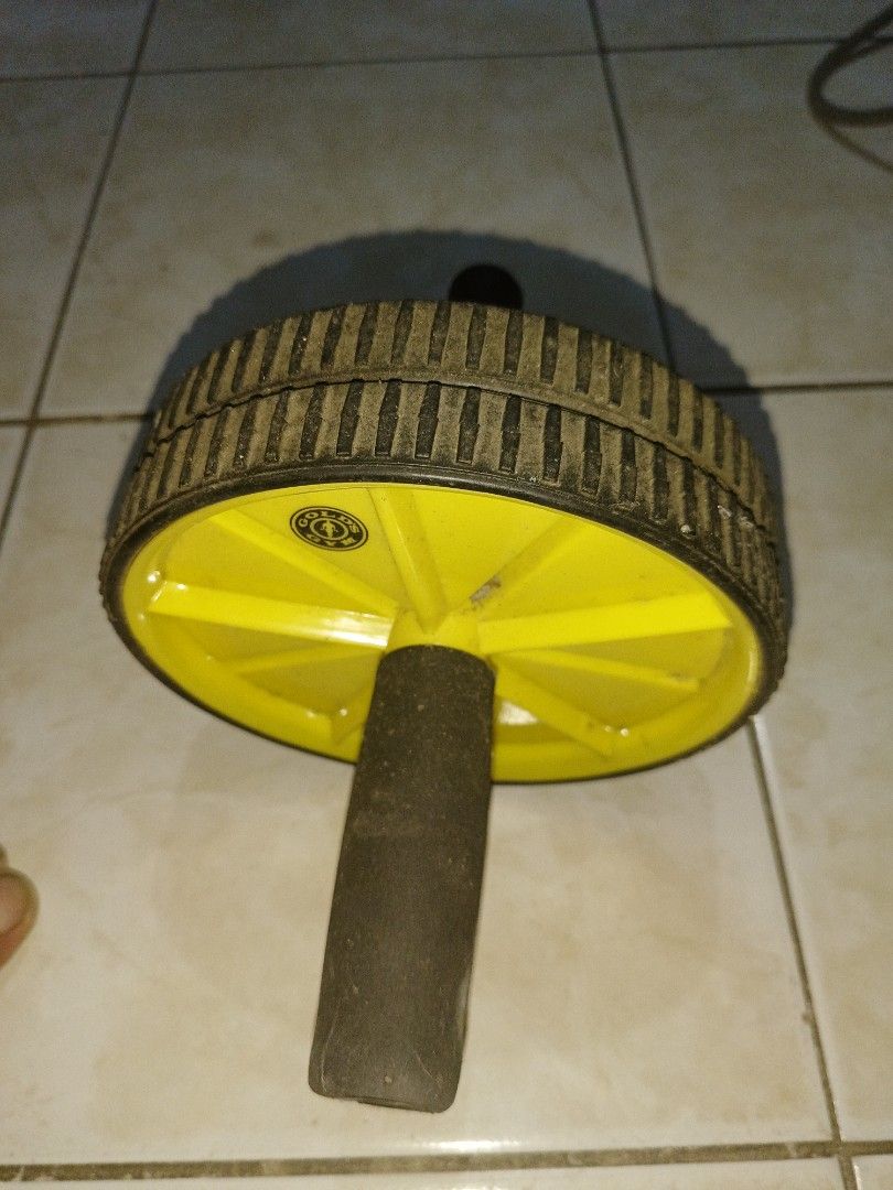 Dumbbells pair and ab roller (Category: Weights & Dumbbells) located in Las Pinas. Submitted by gooditems31 (Listing ID 1368948060, Image 3). Description: dumbbell pairs with lock 4pcs 5lbs 4pcs 2.5lbs ab roller by gold gym pm for sure buyer las Pinas location.