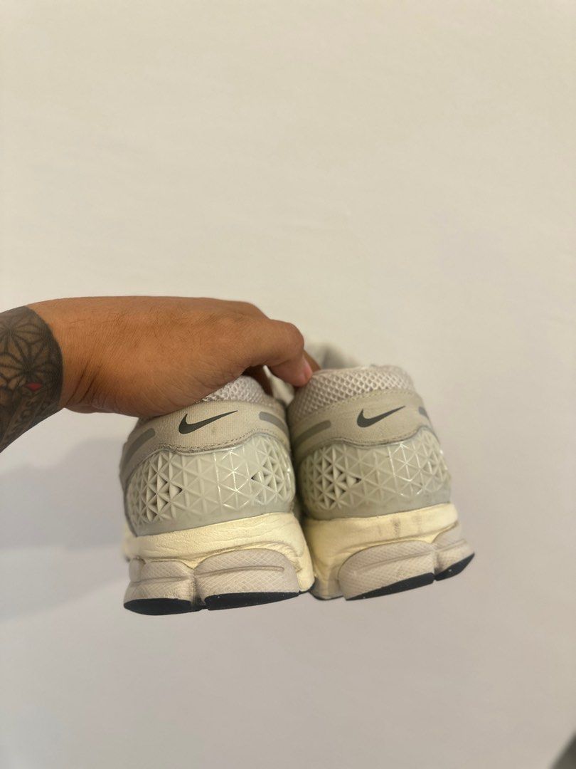 FOR SALE : VOMERO 5 PLATINUM (Category: Sneakers) located in Quezon City. Submitted by jerome2929 (Listing ID 1368856661, Image 3). Description: FOR SALE : VOMERO 5 PLATINUM SIZE 10.5 BAWAL SA SOBRANG SELAN USED ITEM PO 3,500 NOVALICHES AREA.