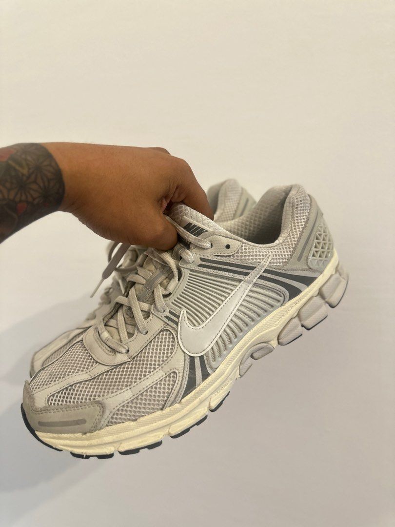 FOR SALE : VOMERO 5 PLATINUM (Category: Sneakers) located in Quezon City. Submitted by jerome2929 (Listing ID 1368856661, Image 2). Description: FOR SALE : VOMERO 5 PLATINUM SIZE 10.5 BAWAL SA SOBRANG SELAN USED ITEM PO 3,500 NOVALICHES AREA.