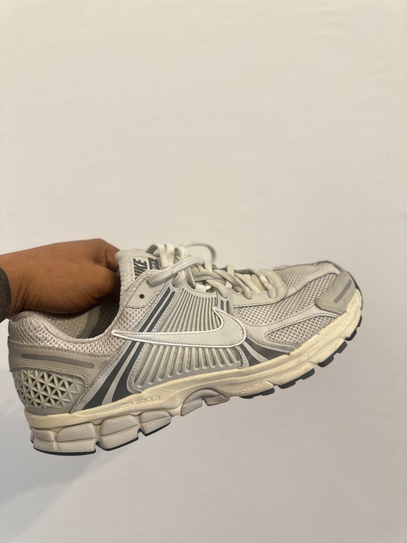 FOR SALE : VOMERO 5 PLATINUM (Category: Sneakers) located in Quezon City. Submitted by jerome2929 (Listing ID 1368856661, Image 1). Description: FOR SALE : VOMERO 5 PLATINUM SIZE 10.5 BAWAL SA SOBRANG SELAN USED ITEM PO 3,500 NOVALICHES AREA.