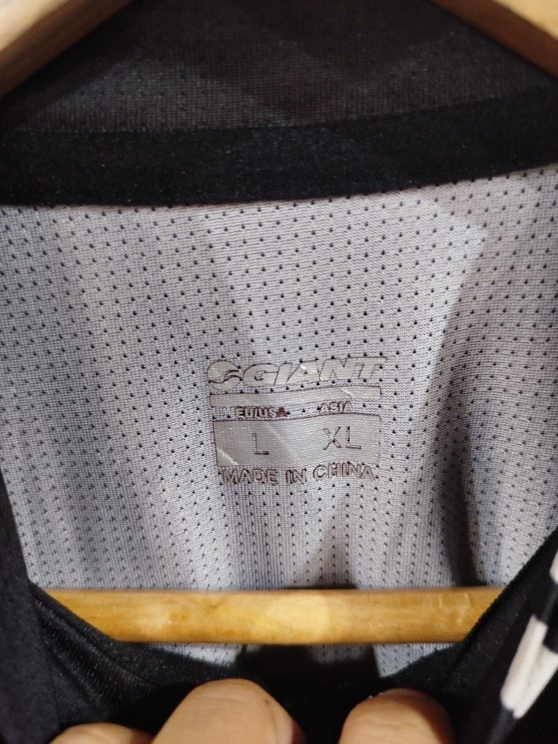 Giant cycling jersey (Category: Activewear) located in Cavite. Submitted by epiboie (Listing ID 1368857148, Image 3). Description: Giant cycling jersey Size large US XL Asian on tag Excellent condition No issue 549 _.