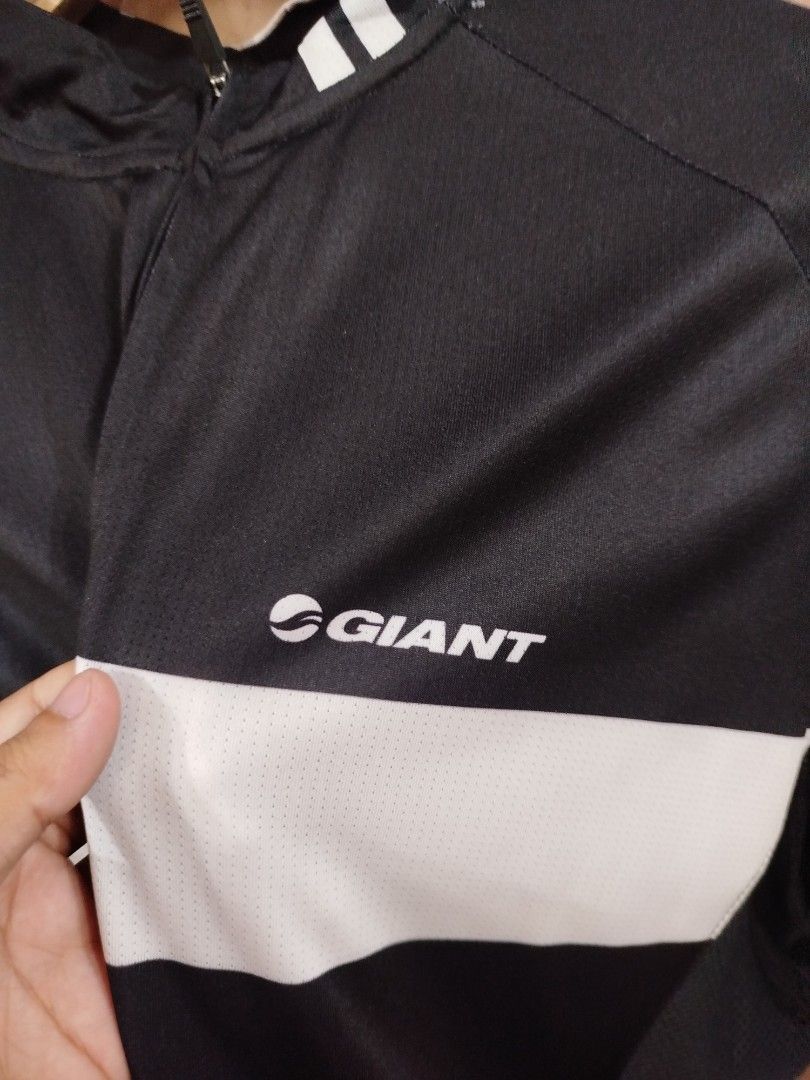 Giant cycling jersey (Category: Activewear) located in Cavite. Submitted by epiboie (Listing ID 1368857148, Image 2). Description: Giant cycling jersey Size large US XL Asian on tag Excellent condition No issue 549 _.
