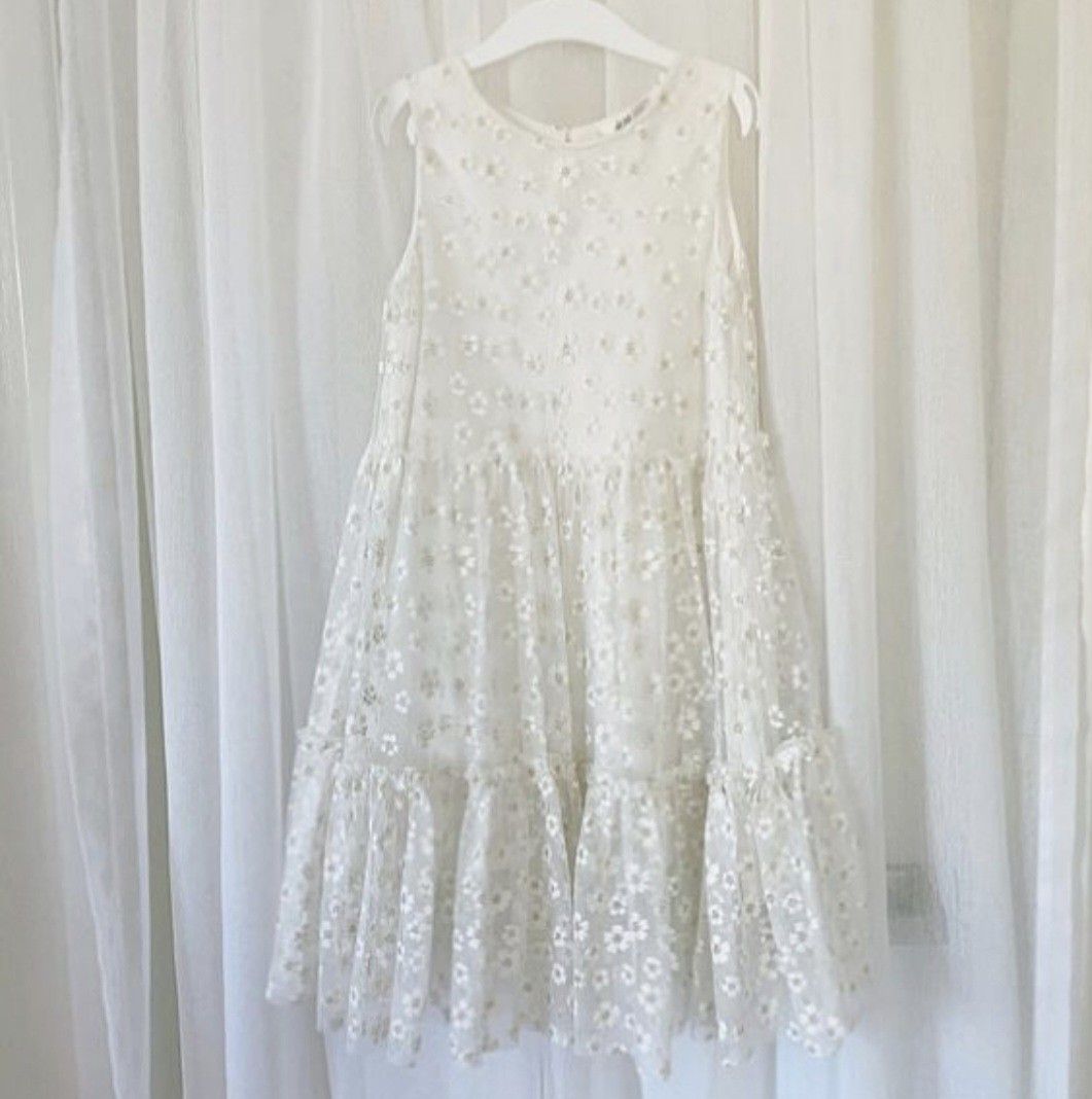 H&M dainty dress (Category: Dresses) located in Batangas. Submitted by ceejayc (Listing ID 1368773501, Image 1). Description: classy dress for 4-6 y.o. nagkamali ako ng bili. maliit sa daughter ko na 7 y.old..