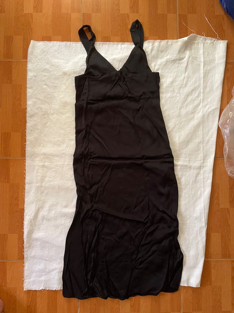 H&M silk dress (Category: Dresses) located in Santa Rosa. Submitted by jamrose (Listing ID 1368854011, Image 1). Description: No flaws Xs-s.