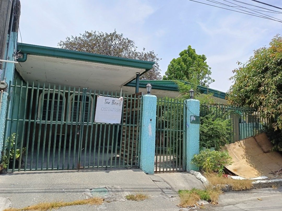 House for rent (Category: House & Lot) located in Las Pinas. Submitted by gooditems31 (Listing ID 1368948002, Image 2). Description: house for rent 25k monthly two months deposit 1 month advance 3 rooms with built in cabinet each room 2 toilet one with shower 1 shower room with one car garage terrace,veranda a garden space laundry area at the back inside bf resort village.