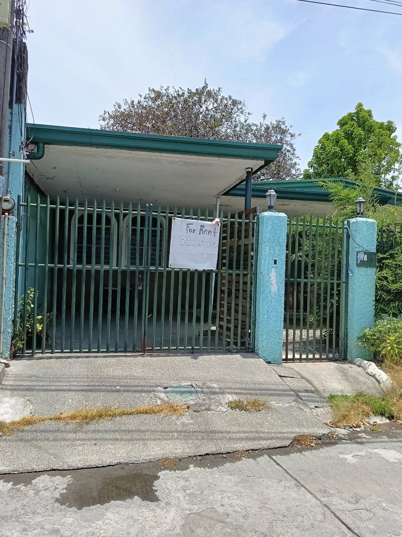 House for rent (Category: House & Lot) located in Las Pinas. Submitted by gooditems31 (Listing ID 1368948002, Image 1). Description: house for rent 25k monthly two months deposit 1 month advance 3 rooms with built in cabinet each room 2 toilet one with shower 1 shower room with one car garage terrace,veranda a garden space laundry area at the back inside bf resort village.