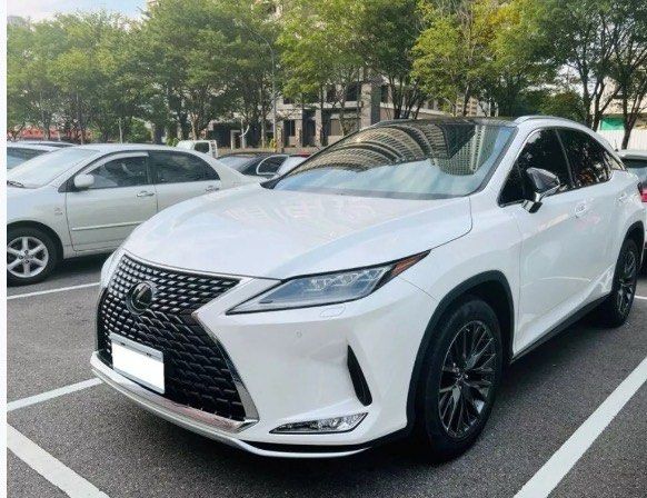 由 pipi1108cc (刊登 ID 1368869273，圖片 3) 提交，位於 台中市 (Taichung) 的 Lexus RX 2020款 白色 🔍️售價：75萬 🔍️出廠：2020年 🔍️行駛里程：4萬公里 🔍️乘客數：5門5座 🔍️排氣量：2.0L (類別：汽車出售)，說明：🔍️廠牌型號：Lexus RX 2020款 白色 🔍️售價：75萬 🔍️出廠：2020年 🔍️行駛里程：4萬公里 🔍️乘客數：5門5座 🔍️排氣量：2.0L 🔍️引擎燃料：汽油 🔍️驅動方式：2WD ★重要資訊★ 車輛均有第三方認證 ⭕️專業鑑定⭕️合格認證 ⭕️檢定報告⭕️一覽無疑 📣便宜賣🚫無事故🚫無泡水🚫無待修 提供💯完整第三方認證合格檢驗報告 保證✅實車實價✅車況透明✅安心購車 ★提供車況原始表 ★車況與認證表不符，退車並全額退費 ◎歡迎私訊預約賞車◎ ★早上10點到晚上18點 ★Line ID : pipi1108 ★聯絡電話：0️⃣9️⃣7️⃣3️⃣7️⃣