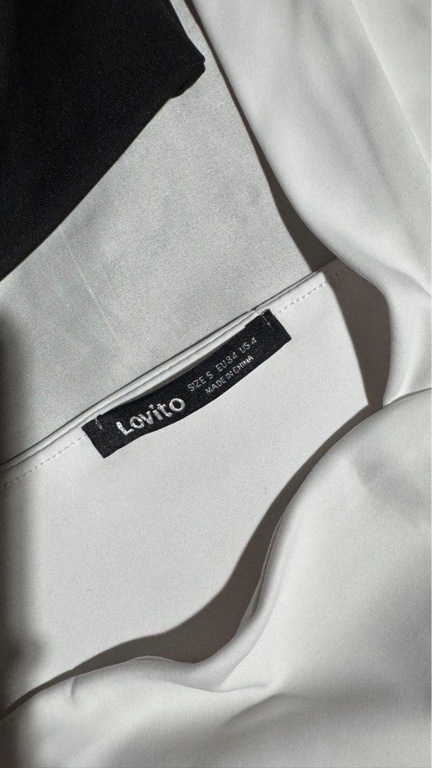 Lovito Black & White Sleeveless Crop Tops (Category: Sleeveless) located in Pasig City. Submitted by getitfromg (Listing ID 1368892788, Image 3). Description: Bundle of 2 Size Small for both.