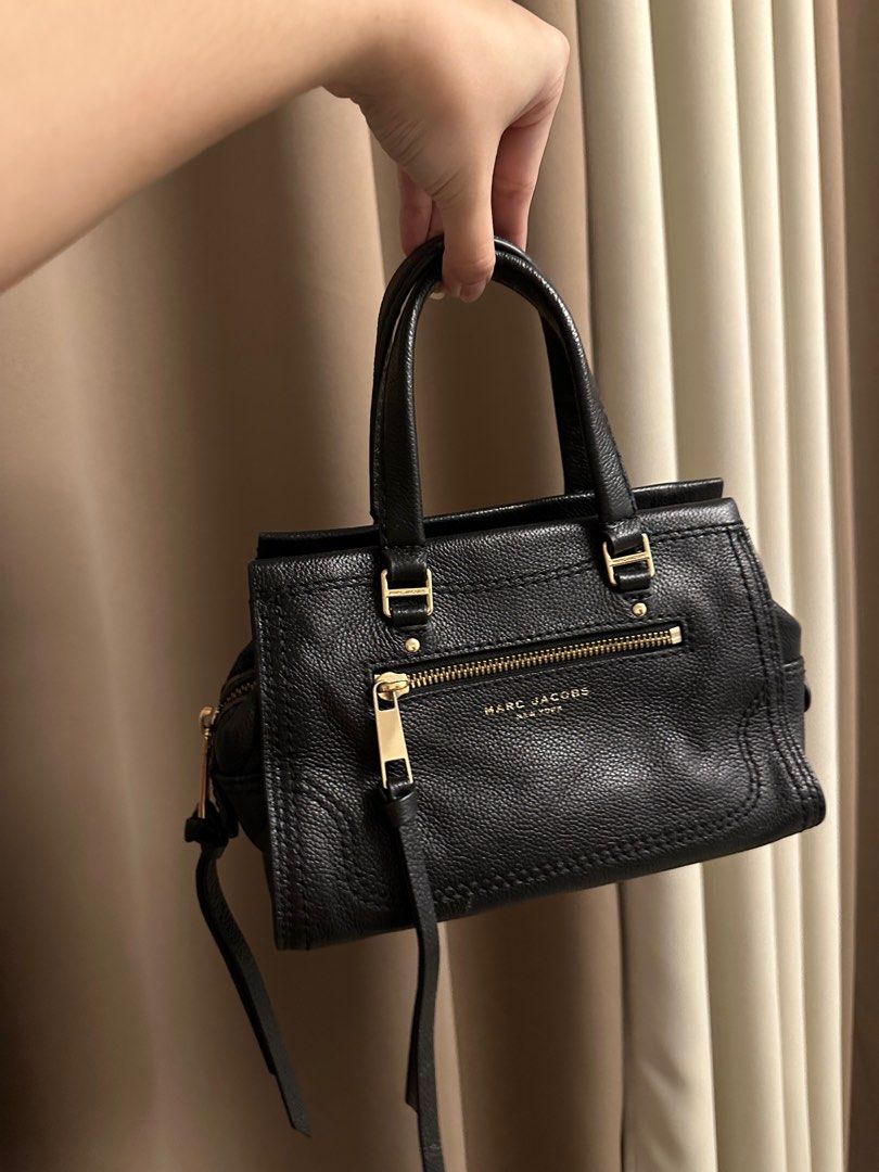 Marc jacobs mini cruiser (Category: Luxury Bags & Wallets) located in Valenzuela. Submitted by kwishhh (Listing ID 1368781823, Image 1). Description: With strap. Original..
