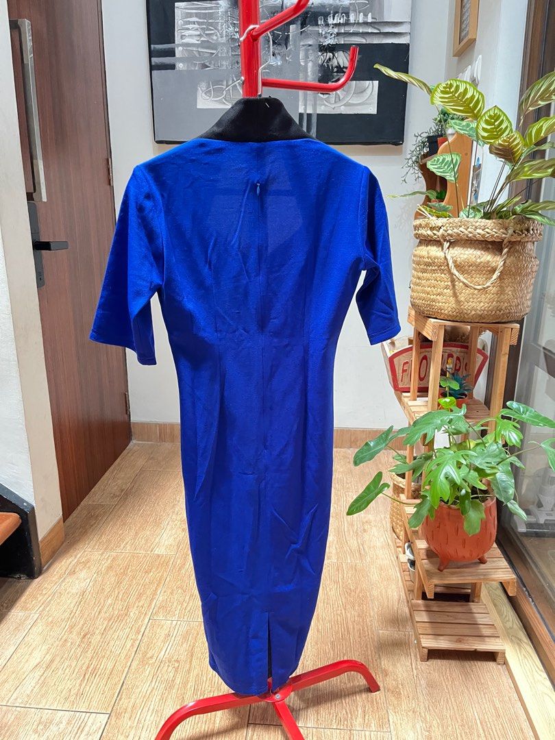 Middi dress Inne Boutique (Kategori: Atasan) berada di Tangerang. Dikirim oleh sofieholic_shop (ID iklan 1368797423, Gambar 3). Deskripsi: Midi dres bahanya lentur bisa melar Brand butik by Inne Boutique di Cilandak Belinya 800.000 LD 88 PB 108 Ada resleting di bagian belakang.