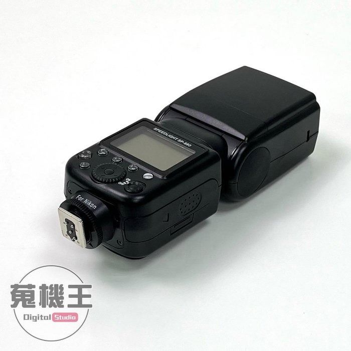由 winson999888 (刊登 ID 1368869564，圖片 2) 提交，位於 台北市 (Taipei) 的 【蒐機王】Oloong SP-680 閃光燈 For Nikon【可用舊機折抵購買】D3785-3 (類別：鏡頭及裝備)，說明：【商品貨號】D3785 【名稱】Oloong SP-680 閃光燈 For Nikon 【顏色】黑色 【品相描述】外觀良好 【新舊程度】中古品 / 90%新 【保固狀態】店家責任保固七天 【配件說明】收納包、燈光罩、無盒裝 【NCC認證碼】N/A 【BSMI商檢字號】N/A 【賣場管理代碼】03，SA12 -------------------------------------- 【商品狀態分級說明】 ● 100%新 = 全新未拆封新品 ● 95%新 = 機況如新品一般 ● 90%新 = 僅些許使用小痕跡 ● 85%新 = 外觀有較明顯痕跡 ● 80%新 = 外觀較重的使用痕跡 ● 70%新 = 商品瑕疵或功能異常 -------------