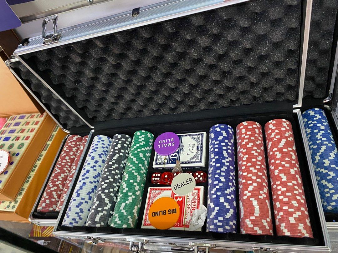 Poker set 300 chips (Category: Board Games & Puzzles) located in Las Pinas. Submitted by andreadomingo2518 (Listing ID 1368788465, Image 2). Description: .