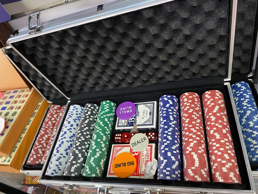 Poker set 300 chips (Category: Board Games & Puzzles) located in Las Pinas. Submitted by andreadomingo2518 (Listing ID 1368788465, Image 3). Description: .