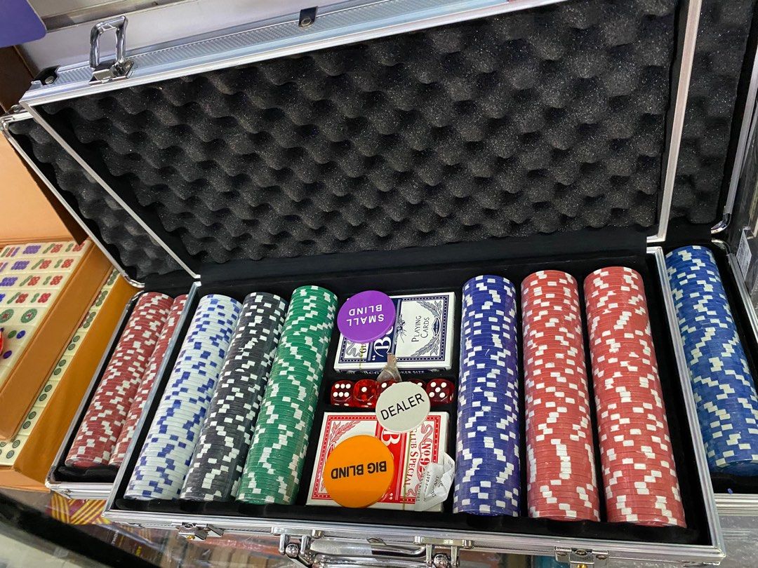 Poker set 300 chips (Category: Board Games & Puzzles) located in Las Pinas. Submitted by andreadomingo2518 (Listing ID 1368788465, Image 1). Description: .