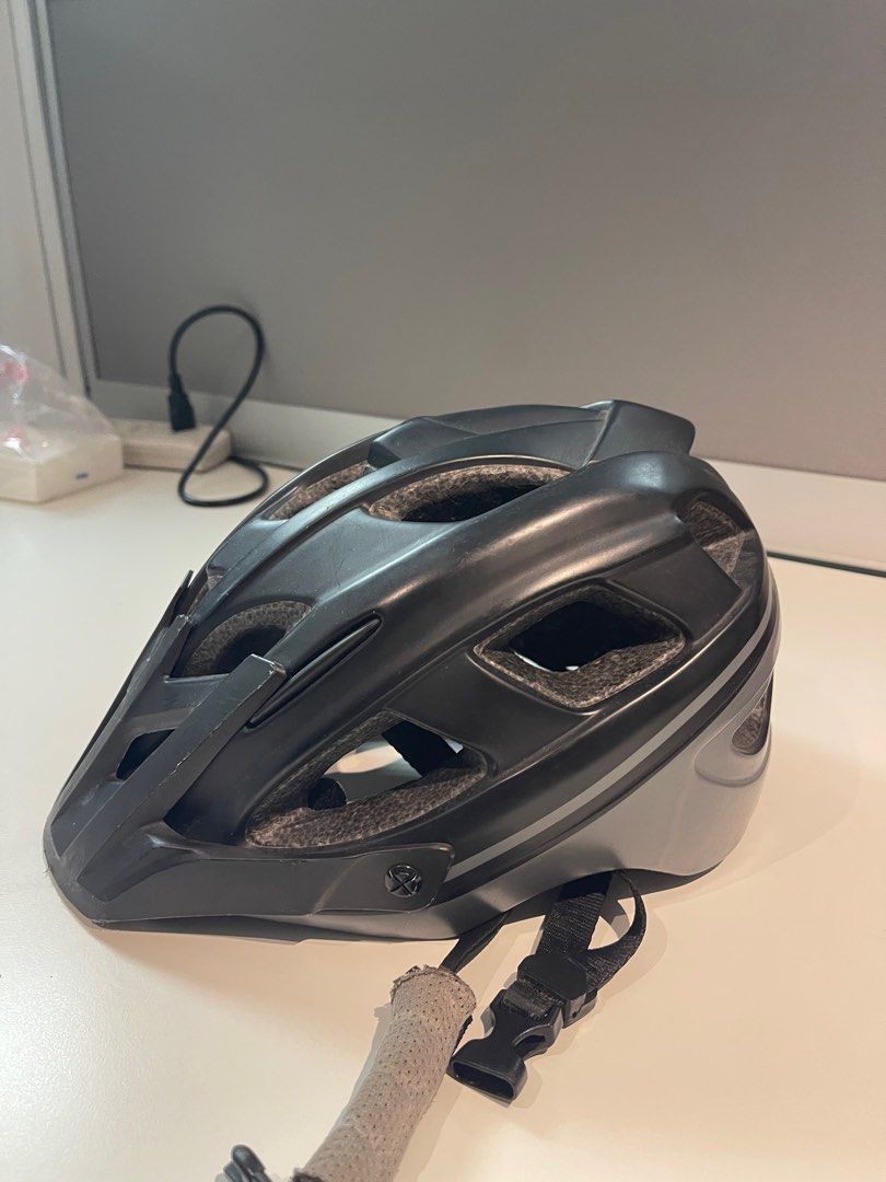 Sandugo Kranos Cycling Helmet (Category: Bicycles) located in Paranaque City. Submitted by calmwind.9ab2ea851 (Listing ID 1368798842, Image 1). Description: .
