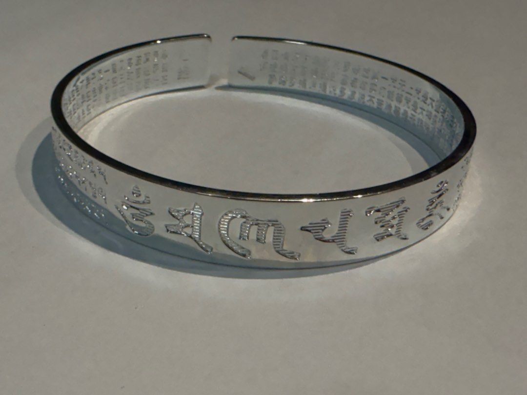 Solid silver bangles (Category: Bracelets) located in Singapore. Submitted by kai3133 (Listing ID 1368913619, Image 7). Description: 💫999 solid silver bangles. ————————————— Item A: Photo 1&2. Diameter:58mm Width:10mm Thickness:1mm Weight:~36g ———————————— Item B: Photo 3&4 (5pcs available) Diameter:58mm Width:10mm Thickness:1mm Weight:~29g ———————————— Item C:Photo 5&6 Diameter:58mm Width:10mm Thickness:1mm Weight:~34g ———————————— Item D:Photo