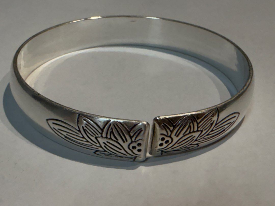Solid silver bangles (Category: Bracelets) located in Singapore. Submitted by kai3133 (Listing ID 1368913619, Image 4). Description: 💫999 solid silver bangles. ————————————— Item A: Photo 1&2. Diameter:58mm Width:10mm Thickness:1mm Weight:~36g ———————————— Item B: Photo 3&4 (5pcs available) Diameter:58mm Width:10mm Thickness:1mm Weight:~29g ———————————— Item C:Photo 5&6 Diameter:58mm Width:10mm Thickness:1mm Weight:~34g ———————————— Item D:Photo