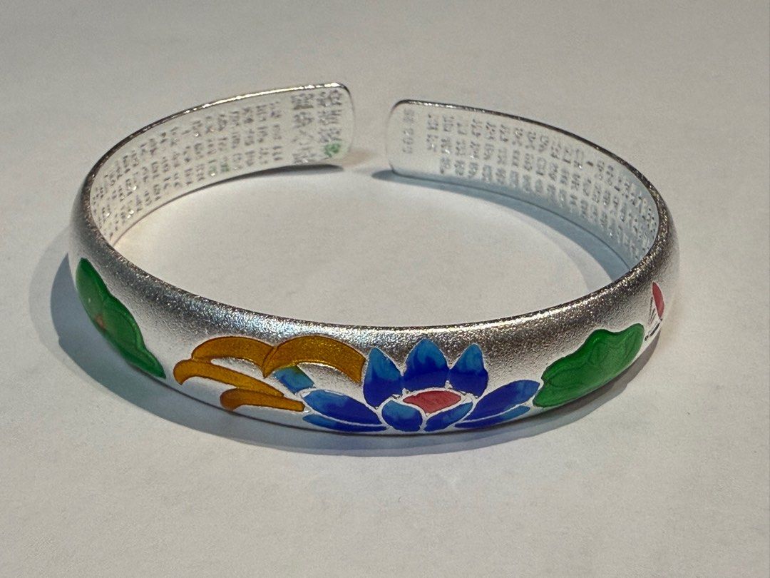 Solid silver bangles (Category: Bracelets) located in Singapore. Submitted by kai3133 (Listing ID 1368913619, Image 5). Description: 💫999 solid silver bangles. ————————————— Item A: Photo 1&2. Diameter:58mm Width:10mm Thickness:1mm Weight:~36g ———————————— Item B: Photo 3&4 (5pcs available) Diameter:58mm Width:10mm Thickness:1mm Weight:~29g ———————————— Item C:Photo 5&6 Diameter:58mm Width:10mm Thickness:1mm Weight:~34g ———————————— Item D:Photo