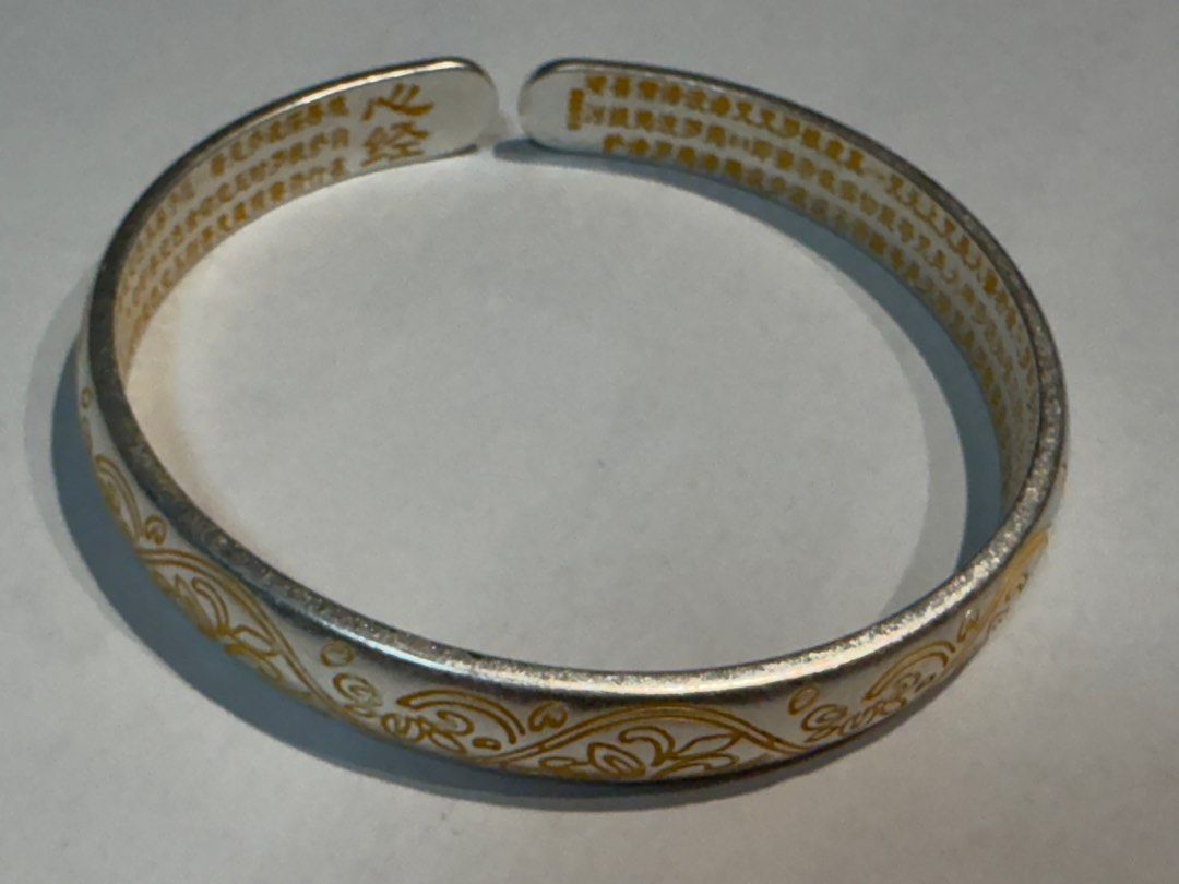 Solid silver bangles (Category: Bracelets) located in Singapore. Submitted by kai3133 (Listing ID 1368913619, Image 10). Description: 💫999 solid silver bangles. ————————————— Item A: Photo 1&2. Diameter:58mm Width:10mm Thickness:1mm Weight:~36g ———————————— Item B: Photo 3&4 (5pcs available) Diameter:58mm Width:10mm Thickness:1mm Weight:~29g ———————————— Item C:Photo 5&6 Diameter:58mm Width:10mm Thickness:1mm Weight:~34g ———————————— Item D:Phot
