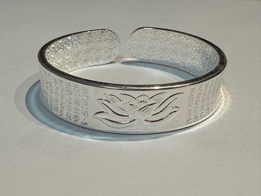 Solid silver bangles (Category: Bracelets) located in Singapore. Submitted by kai3133 (Listing ID 1341022275, Image 3). Description: 💫999 solid silver bangles. ————————————— Item A: Photo 1&2 (2pcs) Diameter:5.8cm Width:6mm Thickness:2mm Weight:23.5g ———————————— Item B: Photo 3&4 Diameter:58mm Width:14mm Thickness:2mm Weight:~51g ———————————— Item C: Photo 5&6 (2pcs) Diameter:58mm Width:12mm Thickness:1.5mm Weight:~31g ———————————— $45 each.Pri