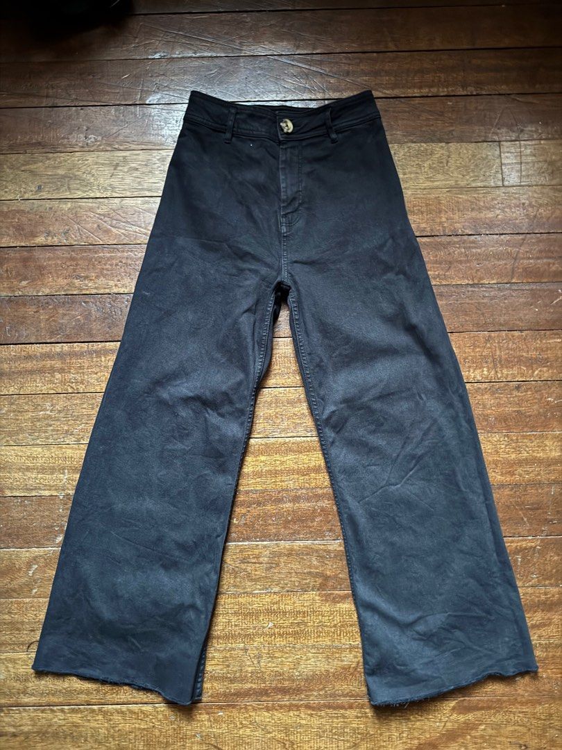 Stradivarius Black Marine/ Culotte Pants (Category: Jeans) located in Quezon City. Submitted by auntie.cart (Listing ID 1368787447, Image 2). Description: In excellent used condition Bought from strat shang Black Washed Jeans Us 2 24-25 .