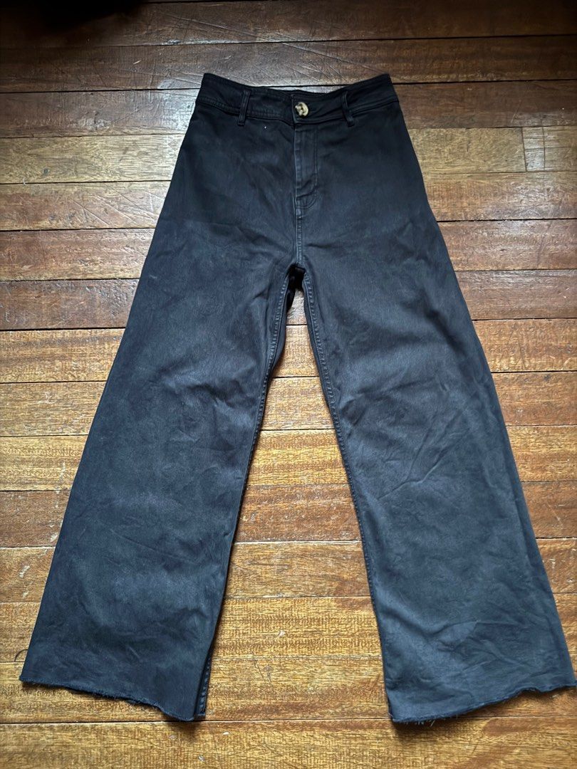 Stradivarius Black Marine/ Culotte Pants (Category: Jeans) located in Quezon City. Submitted by auntie.cart (Listing ID 1368787447, Image 1). Description: In excellent used condition Bought from strat shang Black Washed Jeans Us 2 24-25 .