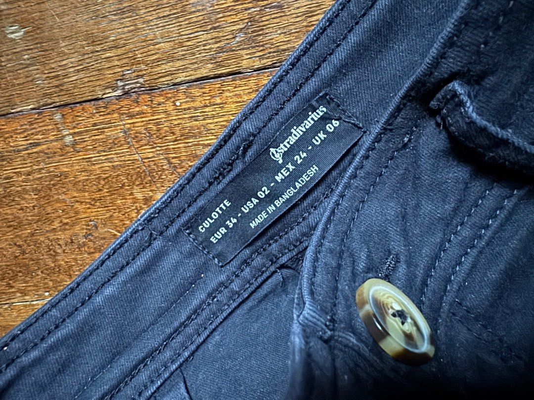 Stradivarius Black Marine/ Culotte Pants (Category: Jeans) located in Quezon City. Submitted by auntie.cart (Listing ID 1368787447, Image 3). Description: In excellent used condition Bought from strat shang Black Washed Jeans Us 2 24-25 .