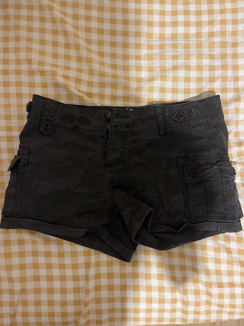 Superdry Mid-rise Camo Shorts (Category: Shorts) located in Makati City. Submitted by thecookiegurl (Listing ID 1368888458, Image 1). Description: Size S Can fit 26 waistline.