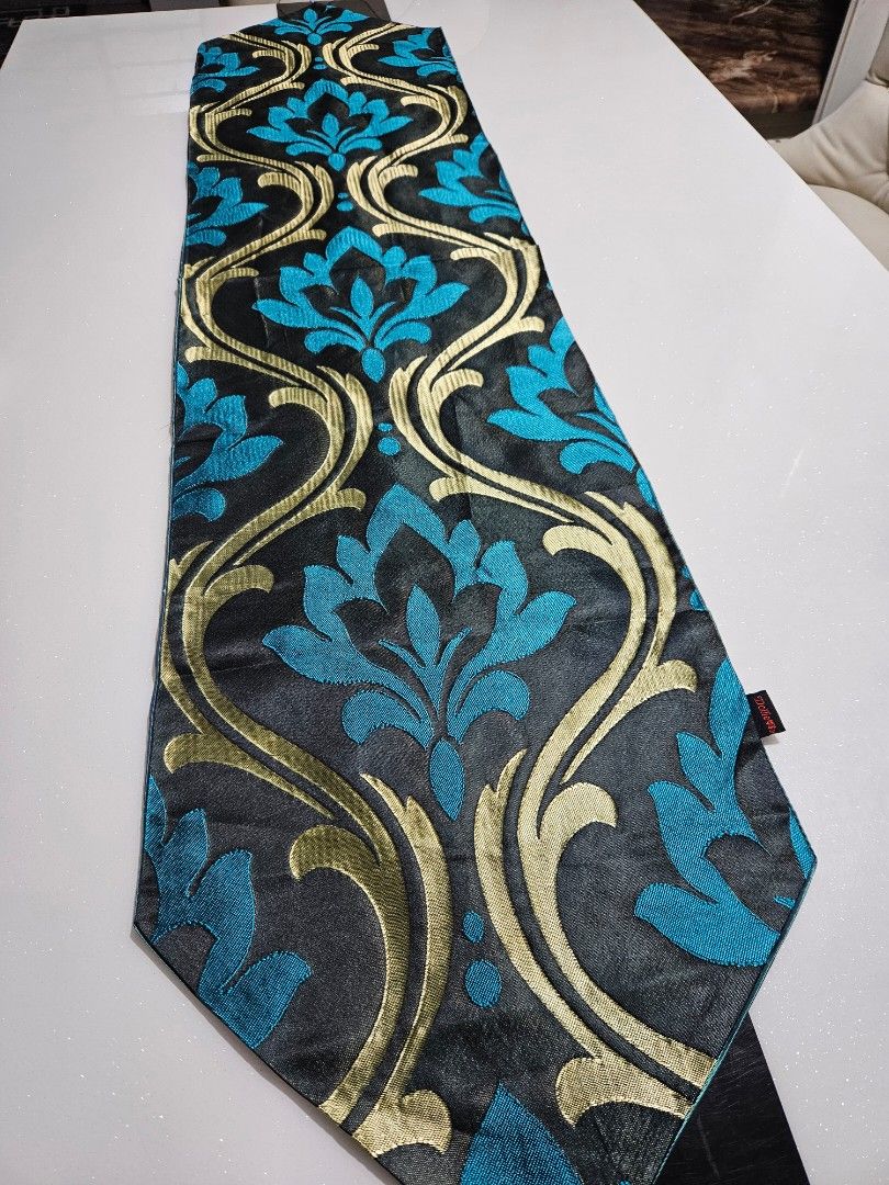 Table runner65075511683970110