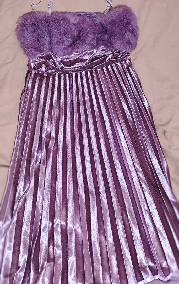 Velvet Dress (Category: Evening dresses & gowns) located in Quezon City. Submitted by decluttrph_ (Listing ID 1368833024, Image 3). Description: Kebs siya xs to s Good Condition pa po 😊 Qc Area MOP: Gcash only :).
