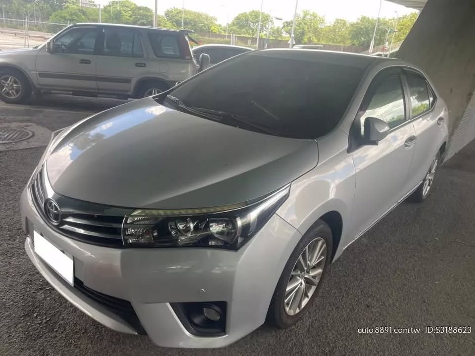 由 xuy540961358 (刊登 ID 1368986908，圖片 2) 提交，位於 高雄市 (Kaohsiung) 的 2016 Toyota Corolla Altis (類別：汽車出售)，說明：Toyota Corolla Altis 2016款 銀色 [限時大特價] TOYOTA ALTIS 2016 全車保證無事故❌無變造❌無泡水❌ 同行勿擾!!!!!!!!!!!!!!!!! ❃ 廠牌：Toyota ❃ 型號：Altis ❃ 年份：2016 ❃ 車色：銀色 ❃ 排氣量：1.8L ❃ 里程：60000km ❃ 變速系統：手自排 ❃ 引擎燃料：汽油 ❃ 驅動方式：2WD ❃ 乘客數：4門5座 ❃ 售價：18萬 安全配備： 循跡系統 煞車輔助系統 防盜系統 安全氣囊 中控鎖 ABS防鎖死 舒適配備： 定速系統 多功能方向盤 衛星導航 恆溫空調 倒車雷達 倒車顯影系統 【最具公信力第三方認證車/優選車況】 認證中古車百百種，妳/你看懂哪一種 想要便宜又具法律效益認證的中古車， 所有