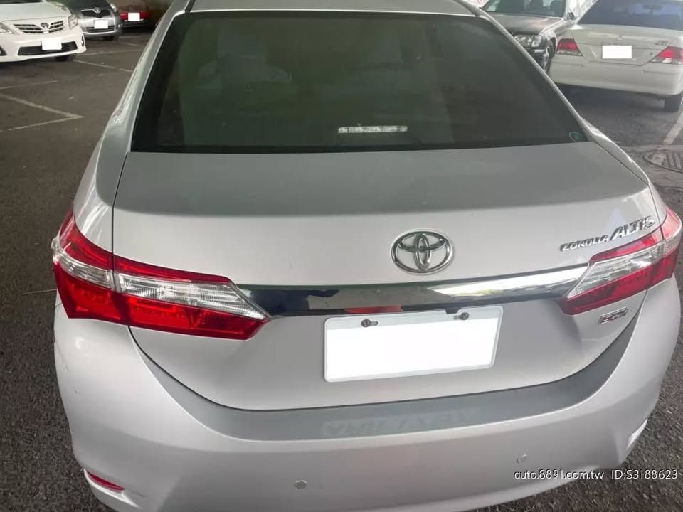 由 xuy540961358 (刊登 ID 1368986908，圖片 3) 提交，位於 高雄市 (Kaohsiung) 的 2016 Toyota Corolla Altis (類別：汽車出售)，說明：Toyota Corolla Altis 2016款 銀色 [限時大特價] TOYOTA ALTIS 2016 全車保證無事故❌無變造❌無泡水❌ 同行勿擾!!!!!!!!!!!!!!!!! ❃ 廠牌：Toyota ❃ 型號：Altis ❃ 年份：2016 ❃ 車色：銀色 ❃ 排氣量：1.8L ❃ 里程：60000km ❃ 變速系統：手自排 ❃ 引擎燃料：汽油 ❃ 驅動方式：2WD ❃ 乘客數：4門5座 ❃ 售價：18萬 安全配備： 循跡系統 煞車輔助系統 防盜系統 安全氣囊 中控鎖 ABS防鎖死 舒適配備： 定速系統 多功能方向盤 衛星導航 恆溫空調 倒車雷達 倒車顯影系統 【最具公信力第三方認證車/優選車況】 認證中古車百百種，妳/你看懂哪一種 想要便宜又具法律效益認證的中古車， 所有