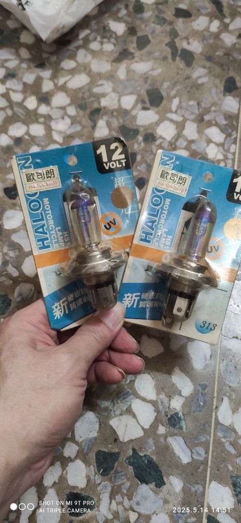 由 lkkk567 (刊登 ID 1369127502，圖片 1) 提交，位於 台中市 (Taichung) 的 歐司朗 黃金燈泡12v35w H4機車用 二個 (類別：汽機車零配件)，說明：歐司朗 黃金燈泡12v35w H4機車用 二個 全新二個。
