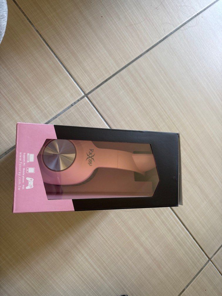 由 lulumi_eats_meatballs (刊登 ID 1368956665，圖片 2) 提交，位於 台中市 (Taichung) 的 耳機 (類別：頭戴式耳機)，說明：8成新，只用過一兩次。