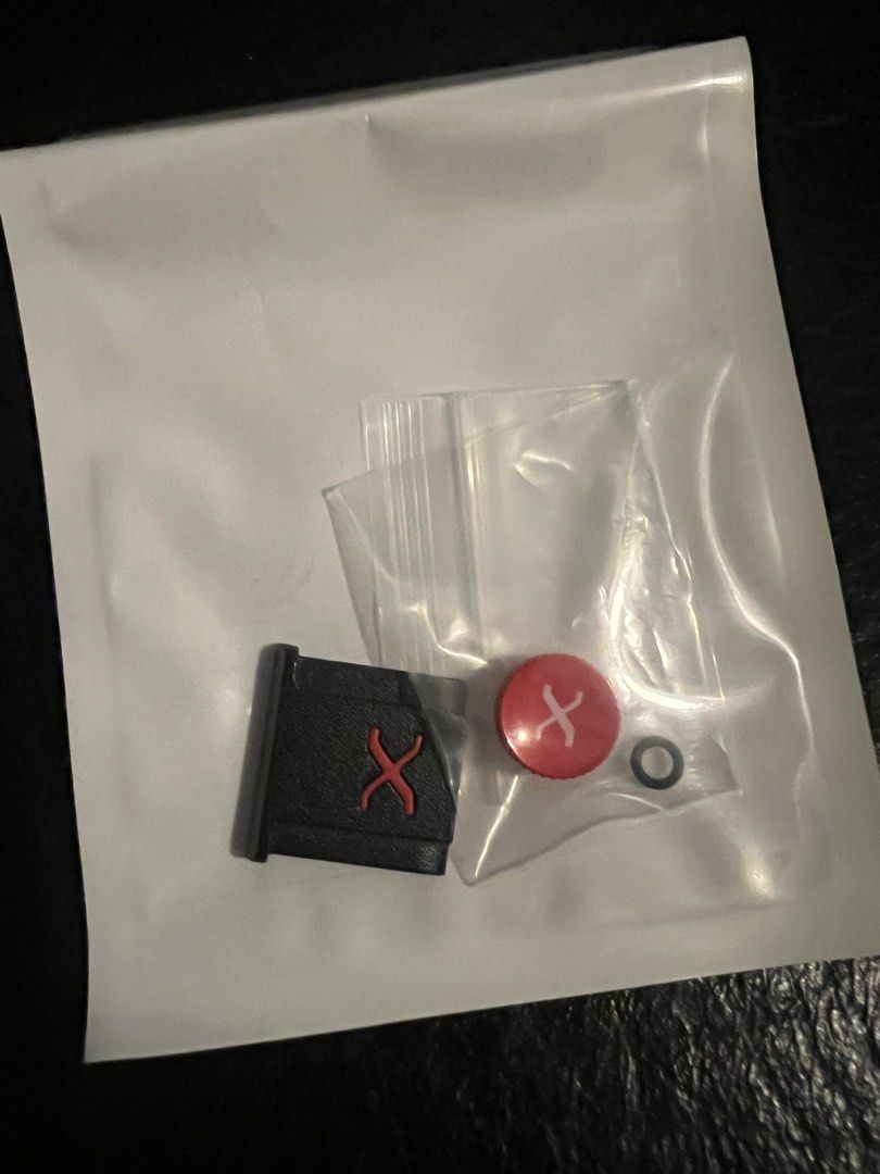由 snmiyukiow (刊登 ID 1369114612，圖片 1) 提交，位於 台南市 (Tainan) 的 熱靴蓋+快門鈕（全新） (類別：其他攝影配件)，說明：買相機送的基本款 自己有買別款的 故便宜售出。