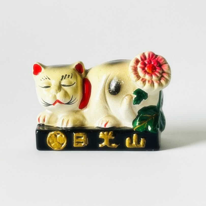 日光東照宮眠り猫貯金箱陶器置物Nemuri Neko / Sleeping Cat