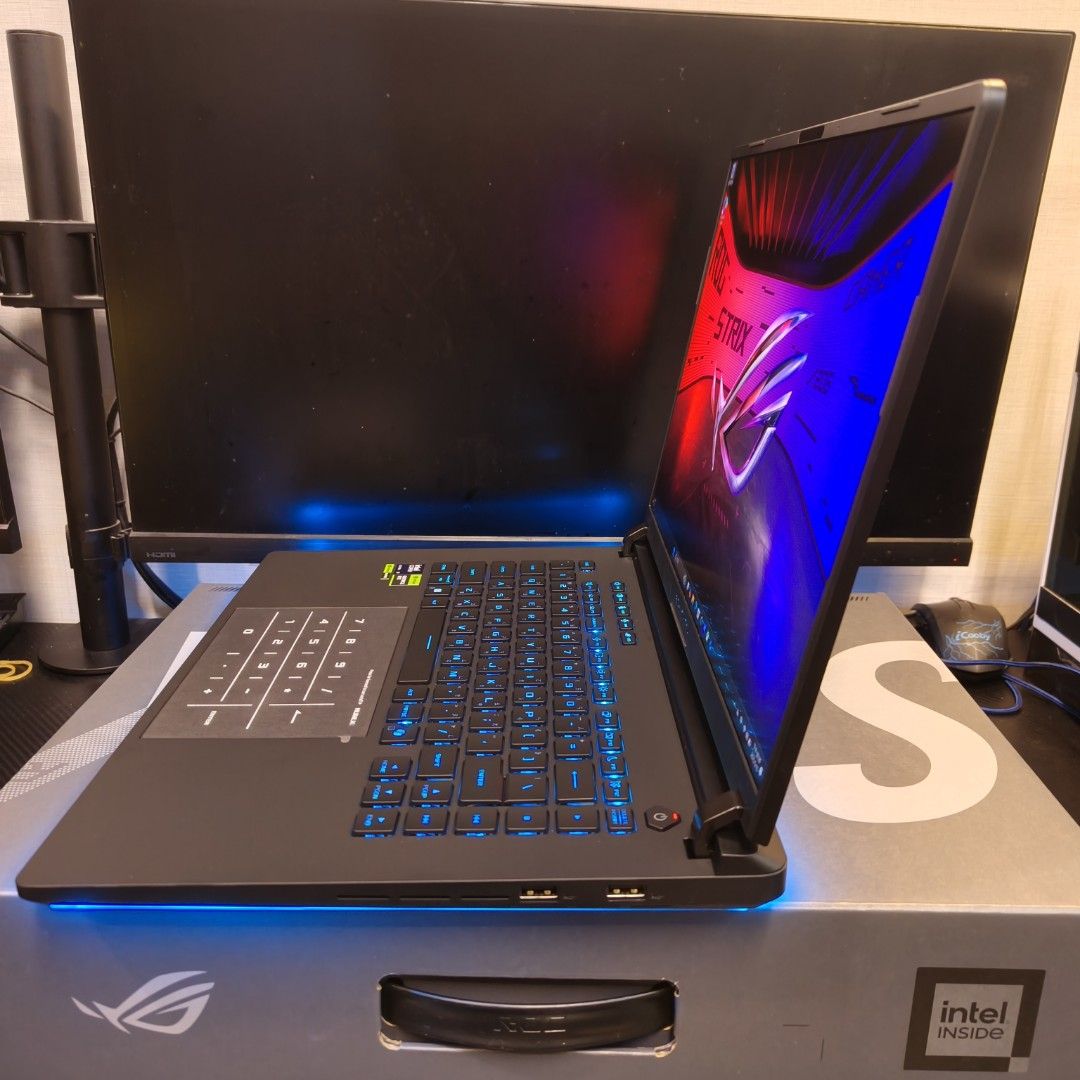 由 pc_bank (刊登 ID 1369130803，圖片 2) 提交，位於 高雄市 (Kaohsiung) 的 ASUS ROG Strix SCAR 16 16吋電競筆電黑色(Ultra 9 275HX/32GB/1TB/RTX 5080-16G/WIN11/G635LW-0021A275HX-NBLM) (類別：桌上電腦或筆記型電腦)，說明：保固到2027年4月 盒裝含原廠變壓器 少用近全新 高雄面交。