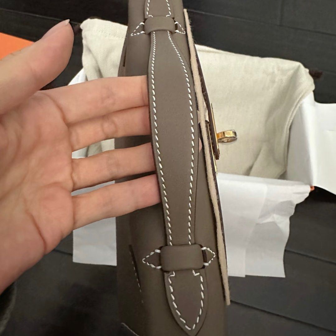 Authentic Hermes Kelly Pochette Etoupe GHW (Category: Luxury Bags & Wallets) located in Quezon City. Submitted by breakmyfashion (Listing ID 1369035356, Image 2). Description: Comes in full set with receipt, box, paperbag and dust bag. Stamp: K.