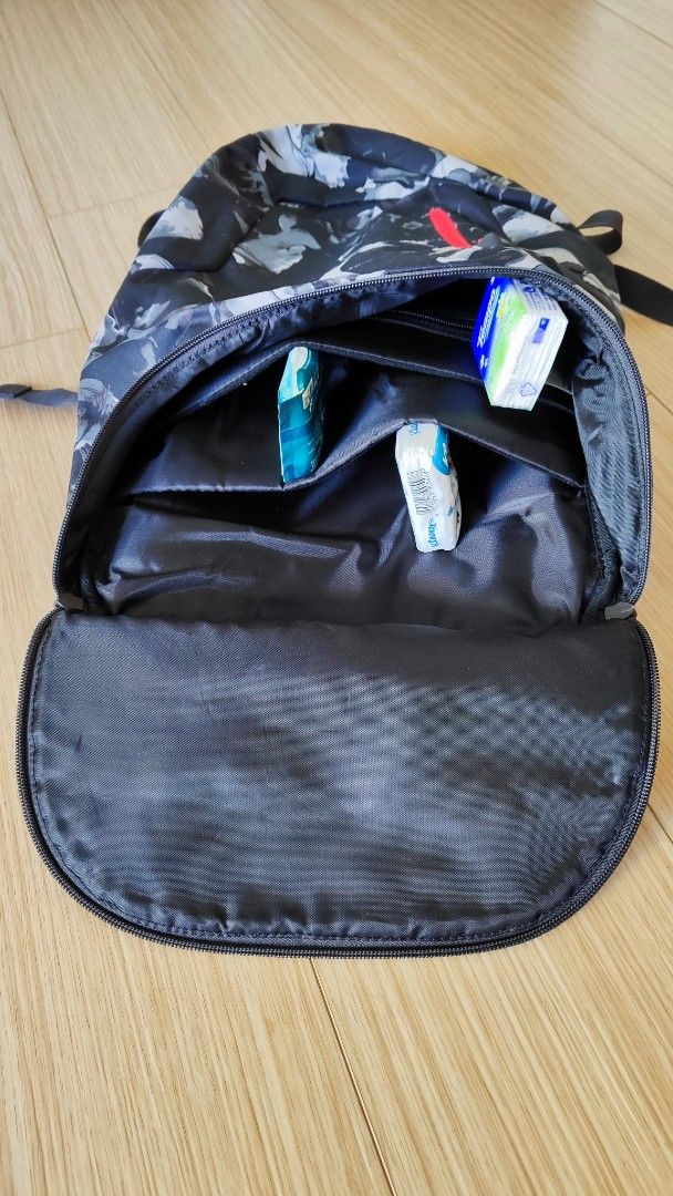Backpack （分類：手袋及銀包）位於 Hong Kong。 由 dan213cg 提交（商品編號 1369031491，圖片 3）。簡介： Under Armour backpack in good condition, size 48 x 36 cm。