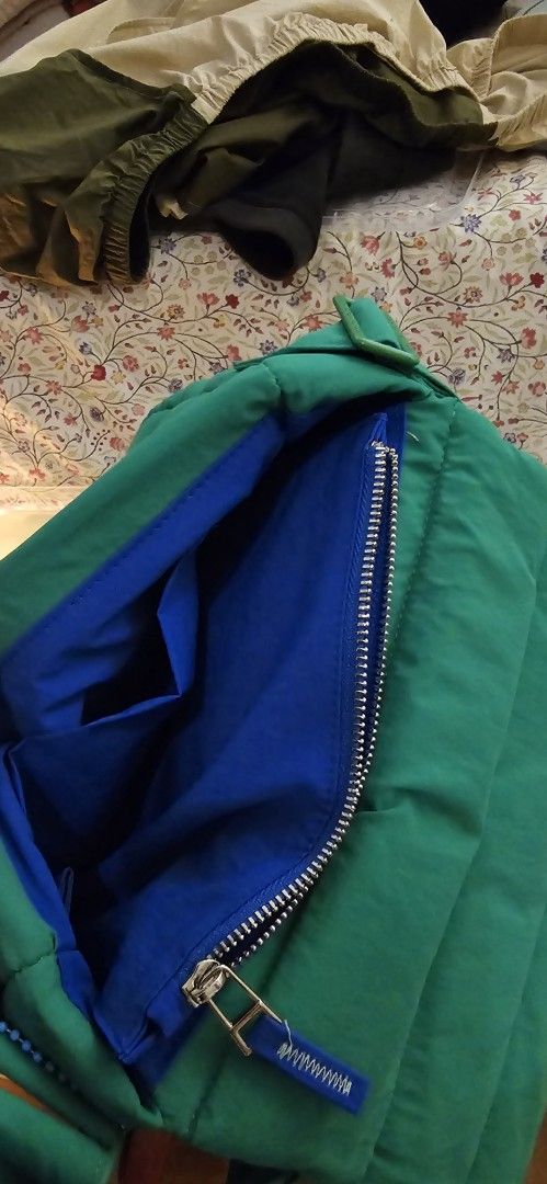 Beyond the Vines Puffer Bag (Category: Sling Bags) located in Manila. Submitted by pshopper (Listing ID 1369035484, Image 3). Description: lightly used and still in very good condition! comes with its original bag also included is the btv heart keychain.