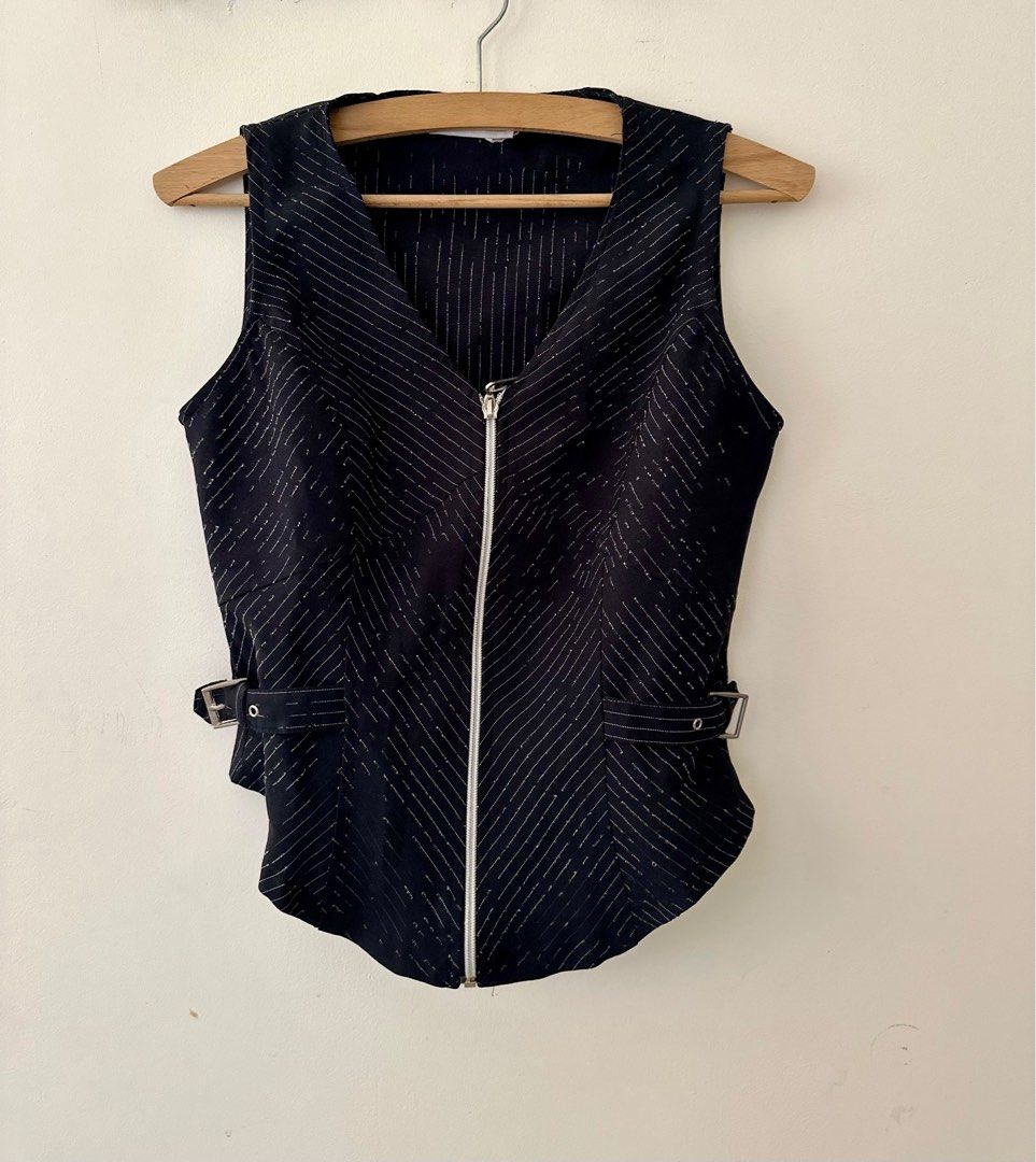 Black sleeveless top (Category: Sleeveless) located in Cavite. Submitted by DeclutterwithMi (Listing ID 1368962852, Image 1). Description: Pm for the ww photos.