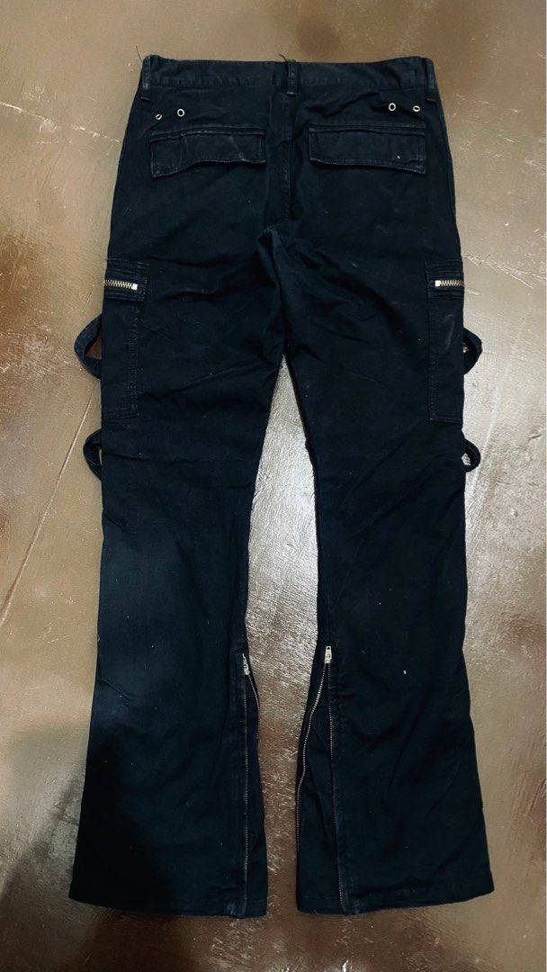 Bondage punk cargo (Category: Jeans) located in Sungai Petani. Submitted by kemals. (Listing ID 1369053915, Image 2). Description: Size 32 labuh 41 ada adjustable zip dkt bawah.
