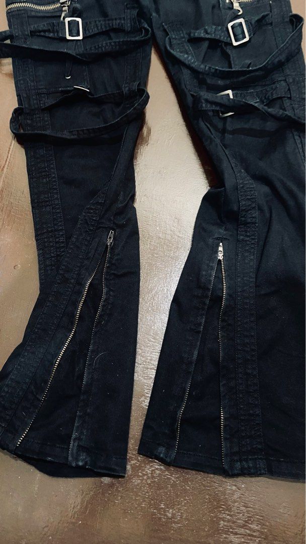 Bondage punk cargo (Category: Jeans) located in Sungai Petani. Submitted by kemals. (Listing ID 1369053915, Image 3). Description: Size 32 labuh 41 ada adjustable zip dkt bawah.