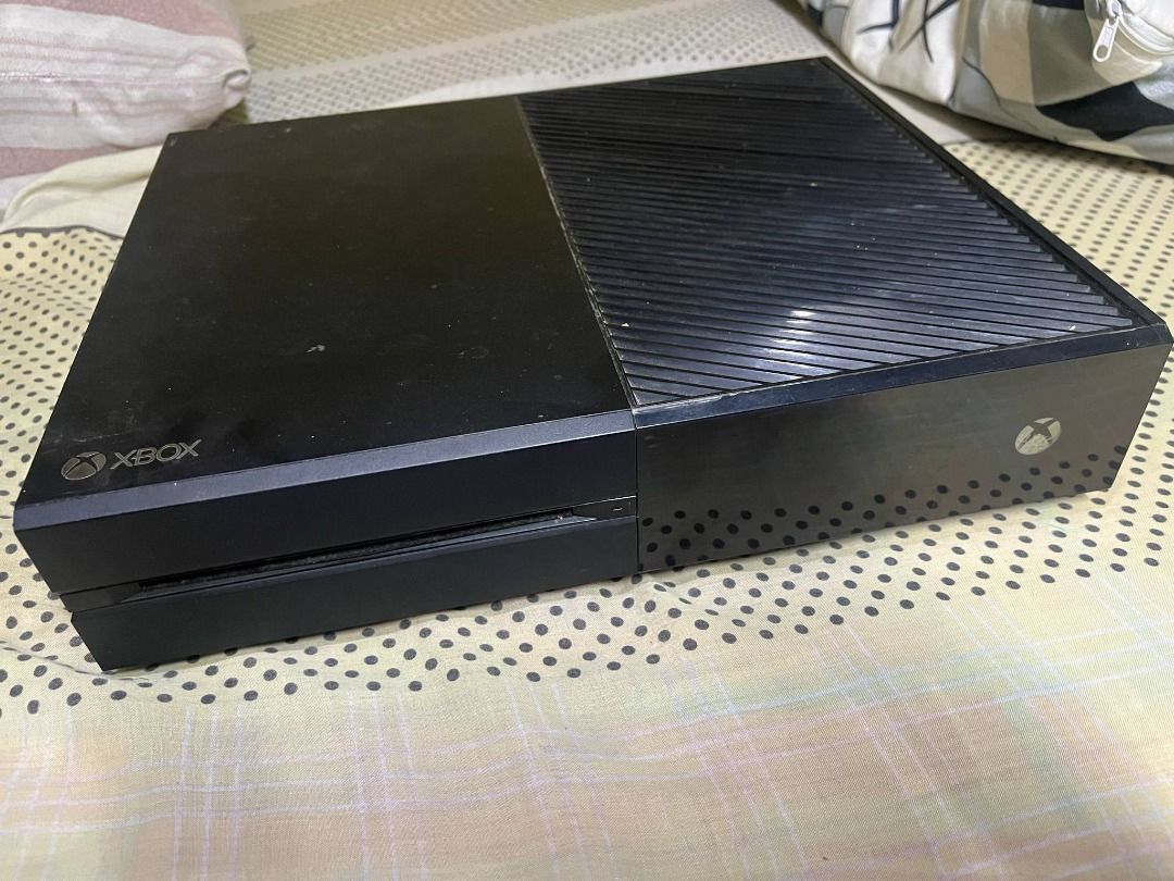 Broken Xbox One (Console only) (Category: Xbox) located in Bulacan. Submitted by danielcabral (Listing ID 1369034751, Image 3). Description: I have a broken Xbox One. It can power on for a couple of minutes, but it keeps on shutting down. It might be good for taking the parts, so I decided to sell it. SF c/o buyer.