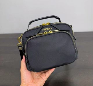 (Category: ) located in . Submitted by fashion.shoppp (Listing ID 1369008332, Image 1). Description: .