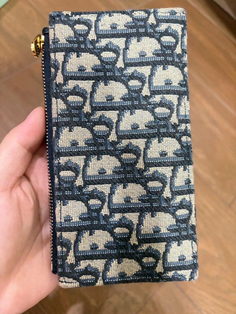 Christian Dior zip card holder (Category: Wallets & Card holders) located in Quezon City. Submitted by jdsdeclutters (Listing ID 1369084529, Image 3). Description: I dont want it anymore.