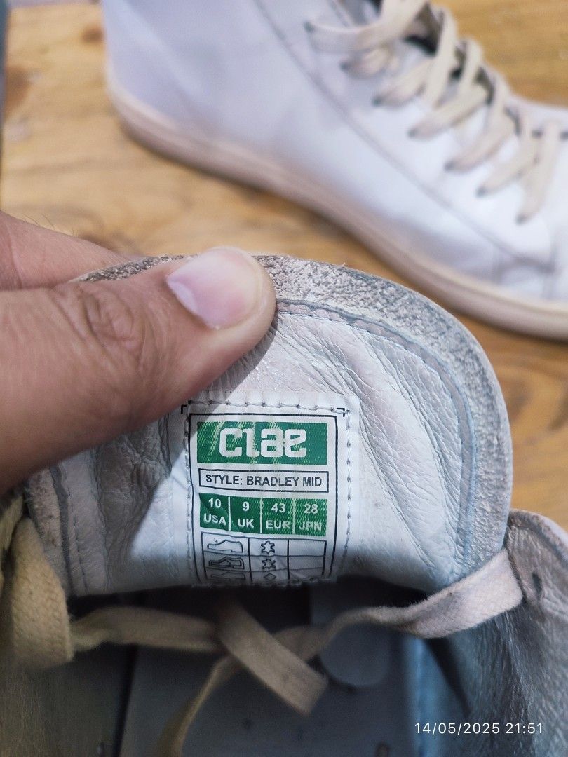 CLAE BRADLEY MID WHITE LEATHER (Category: Casual Shoes) located in Las Pinas. Submitted by d3clutterist (Listing ID 1369091612, Image 3). Description: RFS Decluttering No sole separation, Original leather What you see is what u get, needs cleaning https://clae.com/products/bradley-mid-triple-white-leather?srsltid=AfmBOor37EQAKwyporKZUBpaOxd-WFi38vYGDjI52kNBUmNGkB3hPDQh.