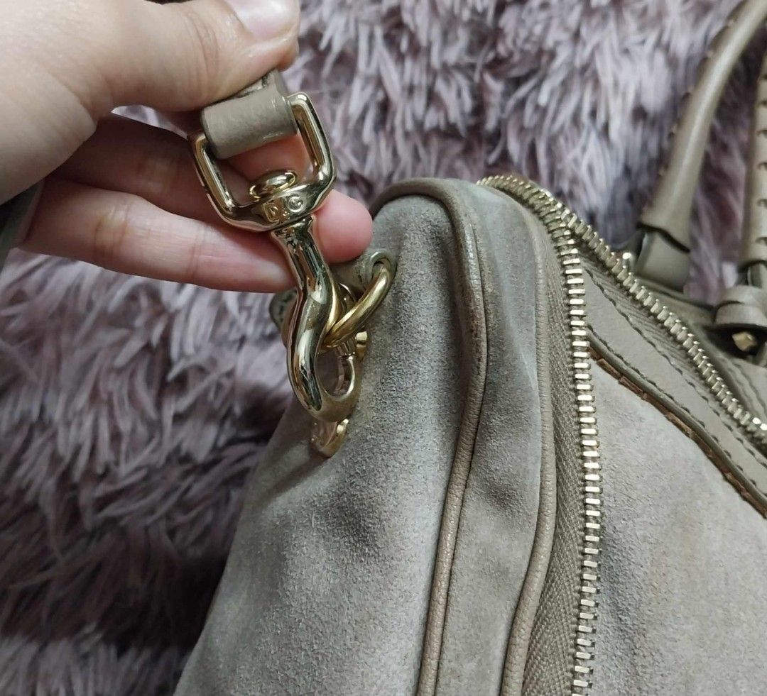 D&G (Category: Luxury Bags & Wallets) located in Manila. Submitted by del96 (Listing ID 1368999466, Image 3). Description: SIGN OF USE ONLY PM ME SURE BUYER LANG.
